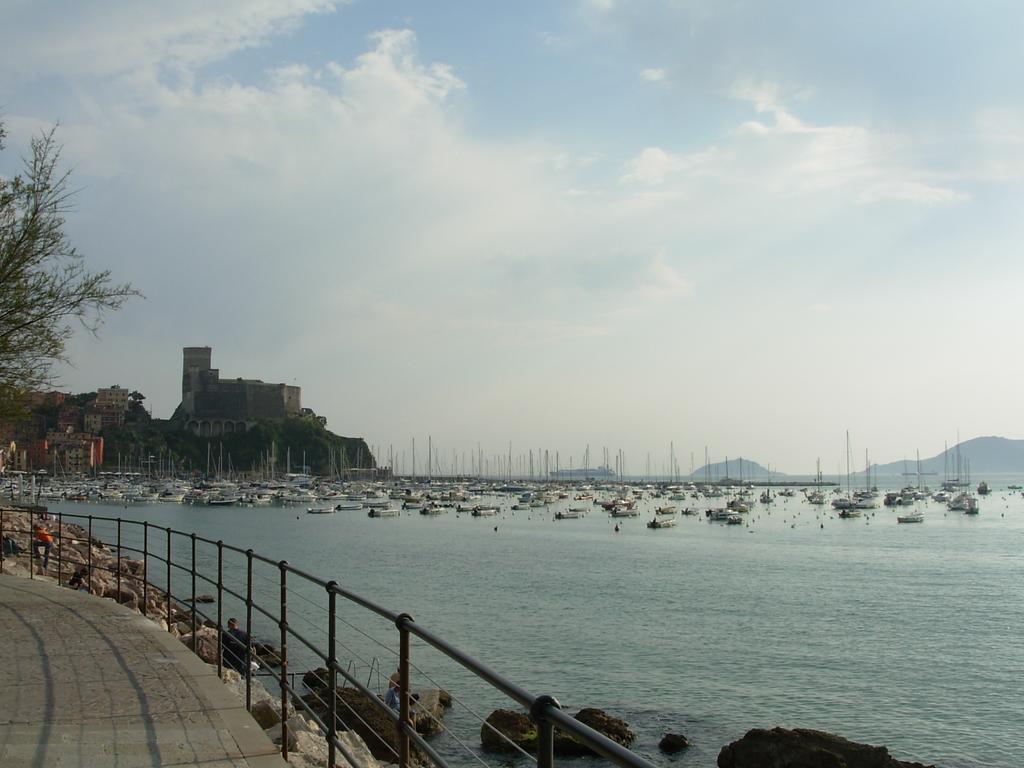 Affittacamere "In Piazzetta Da Vasco" Леричи Экстерьер фото